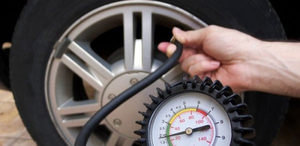 Пренапомпаната гума е твърда, сцеплението ѝ с асфалта е по-лошо и се износва по центъра. Недонапомпаната гума се сплесква под тежестта на автомобила и се износва по краищата. И в двата случая износването се случва с ускорена скорост. Добавете към това претоварването на пътници и багаж - и резултатът ще бъде очевиден. Особено при шофиране по магистрала или в горещ климат.

Много собственици проверяват налягането "на око" или веднъж на няколко месеца. Гумите обаче не прощават това. Дори разлика от 0,2-0,3 атмосфери влияе върху равномерното износване и безопасността на шофиране. Налягането трябва да се проверява редовно, особено при промяна на температурите.
