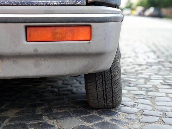 Неправилните ъгли на регулиране на колелата са причината гумите да се износват от едната страна, дори ако шофирате внимателно. Например, ако регулирането е неправилно, предните колела "влачат" гумите под ъгъл и едната страна на протектора се износва два пъти по-бързо.

Можете да забележите това по шума при шофиране. А най-неприятното е, че докато не направите регулиране геометрията на колелата, новата гума ще се износи по същия начин. Много хора забравят за процедурата след смяна на окачването, удар в дупка или инцидент, и то напразно.
