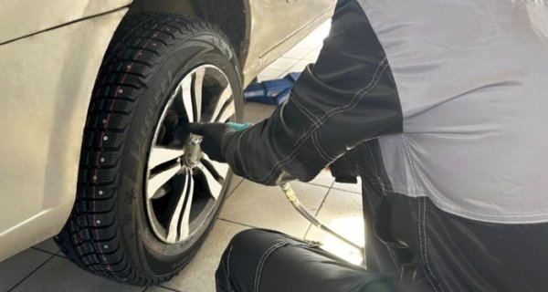 Дори ако задните гуми изглежда иман още живот, а предните вече съм към края си, те трябва да се сменят като комплект. Монтирането на нов чифт само отпред или отзад променя поведението на автомобила. При предно задвижване това води до повишено натоварване на новите гуми - задните не са достатъчно натоварени, предните дърпат всичко.

Освен това, различното сцепление на осите влияе върху работата на стабилизационните системи, ABS, особено в аварийни ситуации или на мокър път. И дори ако визуално всичко изглежда нормално, в действителност балансът е нарушен.
