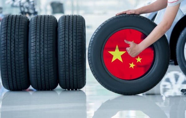 Съмнителна китайска гума или фалшификат на известна марка е път към ускорено износване дори при перфектно шофиране. Евтин състав, лошо армиране, липса на реален контрол на качеството - всичко това води до факта, че дори нова гума губи формата си след няколко хиляди километра.

Това включва и стари гуми от сервизи или магазини, където е посочена дата на производство преди 5-6 години. Въпреки визуалната свежест, съставът вече е частично разложен, особено ако гумата е стояла в склада дълго време.
