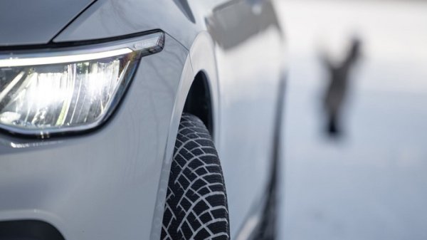 За коли със задвижване на всички колела, особено plug-in, е важно да се използват еднакви по размери гуми на всички колела. Разлика дори от 3-4 мм във височината води до постоянно напрежение в трансмисията, а това е не само риск от повреда, но и допълнително износване на гумите, особено при завиване.

Това се случва и при коли с предно задвижване, когато гумите са с различни размери или широчина. Електрониката не може да се справи и гумите буксуват в едва забележими завои, буквално износвайки се за един сезон.
