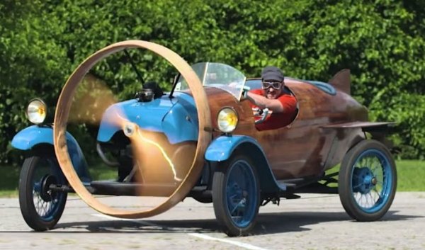 Малко идеи в историята са били по-налудничави от тази: да се създаде автомобил, задвижван от пропелер. Марсел Лейа обаче е бил толкова сигурен в достойнствата на изобретението си, че е убедил 600 души да направят предварителни поръчки. В крайна сметка са изработени само около 30 бройки от тази машина, наречена Helica, в началото на 1920-те години.  
Лека, аеродинамична и без нужна от сложна трансмисия, тази кола се управлява от задните колела, а спирачките са само на предната ос. Само една бройка е оцеляла до наши дни. 
