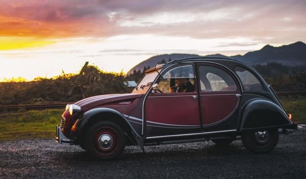 През 30-те години Citroen преживява първия от няколкото си фалита и е придобит от фамилията Мишлен. Новият собственик, представляван от инженера Пиер Буланже, прави проучване и решава да се насочи към огромния неразработен пазар на френските фермери, за които тогавашните автомобили са твърде скъпи и които още ползват коне и каруци. Задачата, поставена от Буланже на екипа, е да създаде евтин "чадър на колела", който може да вози четирима души, 50 кг земеделска продукция и кора яйца, без да счупи последните по черни пътища. Резултатът е една от най-запомнящите се коли в историята. 
