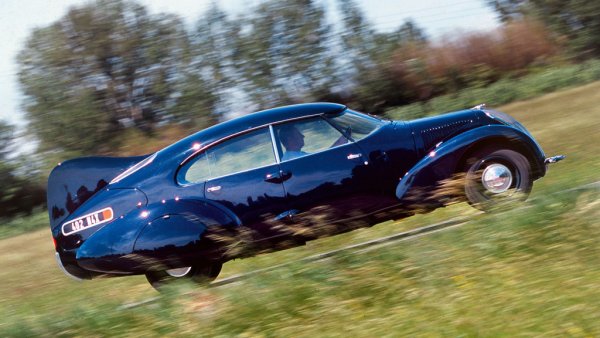 Феноменален прототип, създаден от Жан Андро, един от първите майстори на аеродинамиката, и представен на Парижкия автосалон през 1936. През 80-те години, след изобретяването на въздушните тунели, аеродинамиката на тази кола е измерена с точност и се оказва по-добра от тази на някои съвременни тогава модели. През 30-те обаче шефовете на Peugeot се тревожат от идеята да вложат много пари във футуристичен скъп модел, и вместо това наблягат на разработването на 202. Все пак шест бройки от 402 Andreau са планирани за производство в отговор на частни поръчки. Само две от тях обаче са сглобени. 
