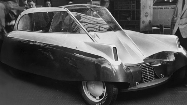 Brandt Reine 1950 е нещо като удължен вариант на познатата ни Isetta - с дълго междуосие, но без врати отстрани. Вместо това предният и задният панел се повдигат, за да осигурят достъп до двата реда единични седалки, разделени от централната конзола. Двигателят с обем 935 куб. см задвижва предните колела. Челното стъкло е проектирано с такъв ъгъл, че самата въздушна струя е достатъчна да го почиства от капките. Мощността е 75 конски сили - доста при общо тегло едва 590 кг. 
