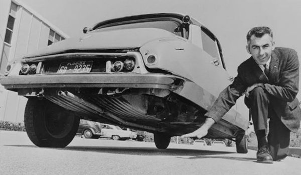 "Богинята" (la deesse) е вероятно първото нещо, което би ви дошло наум, когато иде реч за авангардни френски коли. Революционна в технологично отношение, с впечатляващо окачване (позволяващо да се движи дори и само на три колела), и с дизайн на Фламинио Бертони, за който философът Ролан Барт казва, че е "паднал от небето", тази кола е от най-забележителните на всички времена. 
