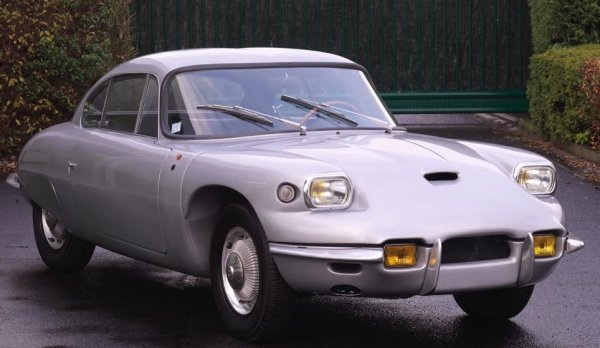 Позабравената днес, но много иновативна някога компания Panhard навремето създава този модел само като тестов прототип, върху който да изпробва идеите си за олекотяване (с панели от фибростъкло) и аеродинамика. Но прототипът се справя толкова добре в 24-те часа на Льо Ман, че компанията произвежда серия от над 100 екземпляра. 
