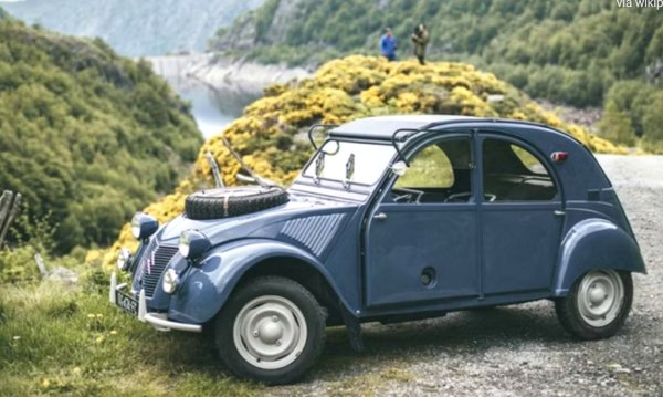 Eдна версия на познатия ни 2CV, толкова налудничава, че си заслужава да се спомене отделно. Sahara, както подсказва името, е създадена за Африка и се нуждае от 4х4 задвижване. Но Citroen решава да го достави по крайно оригинален начин: като сложи втори двигател... отзад. Предният мотор движи предните колела, задният - задните. 
