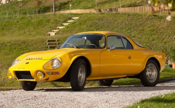 Eдна от най-интересните френски спортни коли в историята се появява през 1965 и е създадена от хора, които разработват и самолети. Ползва 1.1-литров двигател Renault, монтиран зад кабината. Има двойно независимо задно окачване и дискови спирачки на четирите колела - доста напредничаво за епохата. 
