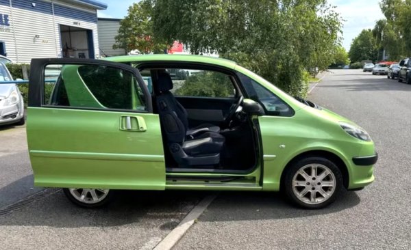 Един сравнително близък във времето пример как французите може да проявят странностите си дори при създаването на скучните малки градски модели. 1007 бе най-малката кола с плъзгащи се врати в Европа - измислена да улеснява живота във все по-претъпканите градски паркинги. Е, цената за това бяха доста по-високи разходи за производството и по-високо тегло, което обрече модела на провал. Но на кого му пука. 
