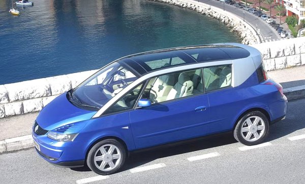 Дори и в по-съвременните времена, инженерите и дизайнерите във Франция често успяват да надхитрят счетоводителите. Така се случи и с необикновеното Renault Avantime - нещо като миниван, нещо като купе, и несъмнено една от най-странните коли в историята на компанията. А също и пълен пазарен провал, разбира се, с едва около 8,000 произведени бройки. 

