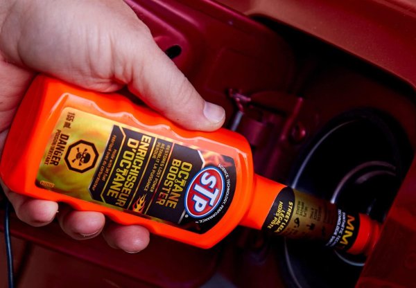 Ако имате кола, която изисква високооктаново гориво, просто купувайте такова и избягвайте добавката, съветват механиците от сайта за съвети и помощ JustAnswer. Добавките за повишаване на октановото число са много надценени в сравнение с простото закупуване на гориво с по-високо октаново число. И този, който ги купува, просто губи пари.