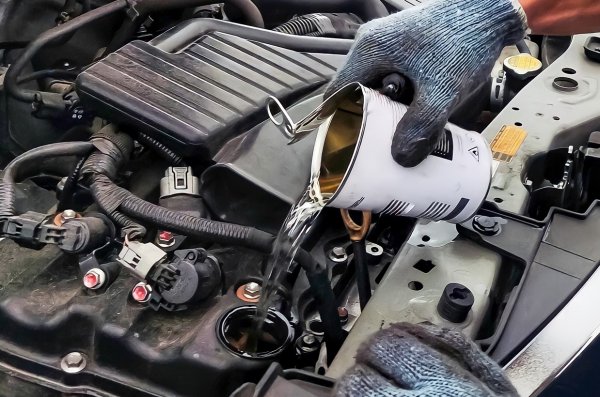 Промивките на двигателя често се препоръчват по време на смяна на масло и могат да струват доста скъпо. В случая идеята е да се премахнат утайките и отлаганията от мотора. Съвременните двигатели и висококачествените масла обаче обикновено не изискват подобно нещо, освен ако няма конкретен проблем, категорични са експерти. В случая достатъчна е редовно смяна на маслото, както и използване на качествени продукти при нея.