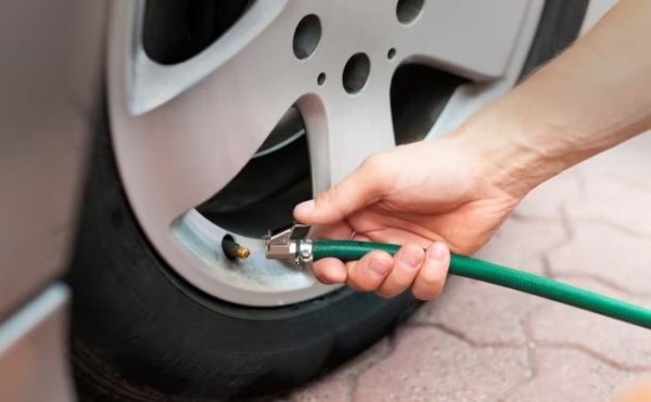 Някои сервизи предлагат пълнене на гумите с азот, като цената не е малка. Факт е, че азотът наистина намалява скоростта, с която гумите губят налягане, но за повечето шофьори ползата е незначителна. В случая напълно достатъчно е редовното проверяване на налягането в гумите и редовното им помпане, ако има спад в налягането.