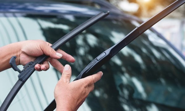 Добрата видимост е от ключово значение за безопасното шофиране, така че е нормално да се счита, че скъпите пера на чистачките са солидна инвестиция в поддръжката. Това обаче не е вярно и покупката на скъпи чистачки обикновено е загуба на пари.