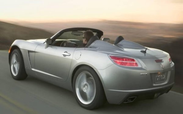 Тесният интериор на Sky, евтините материали и лошого управление бързо преобърнаха представите за колата. &bdquo;Това е като да се опитвате да правите йога в телефонна кабина &ndash; технически възможно, но не особено приятна&ldquo;, беше една от оценките, дадени за този автомобил.
