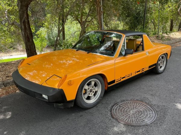 Дори Porsche, майсторът на елегантните спортни автомобили, има няколко провала в историята си. Един от тях е Porsche 914, който изглежда така, сякаш е проектиран в час по трудово обучение в началните класове на училище.
