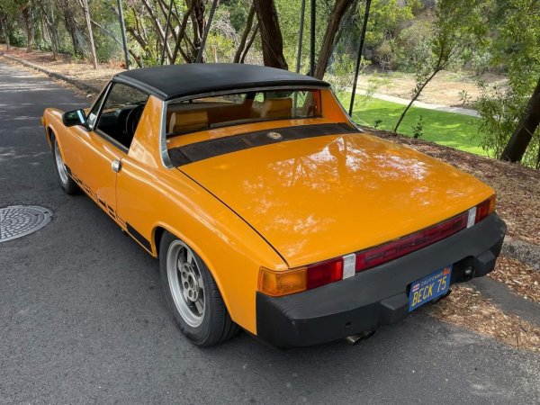 Със своите неудобни пропорции, фарове с очи на буболечки и двигател с недостатъчна мощност (80 конски сили!), 914 оределено може да бъде наречен &bdquo;черната овца на семейството на Porsche&ldquo;.
