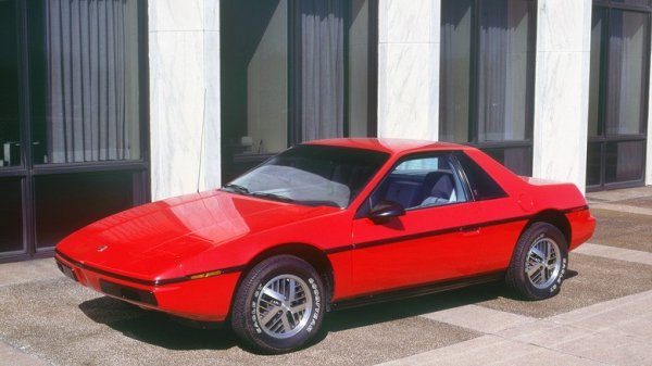 Pontiac Fiero обещаваше достъпна като цена тръпка със средно разположения си двигател, но това, което шофьорите получиха, беше опасност от пожар на колела. Благодарение на лошо проектиран двигател и дефектно окабеляване, Fiero имаше неприятния навик да избухва в пламъци, а това не е адреналинът, който един шофьор търси.
