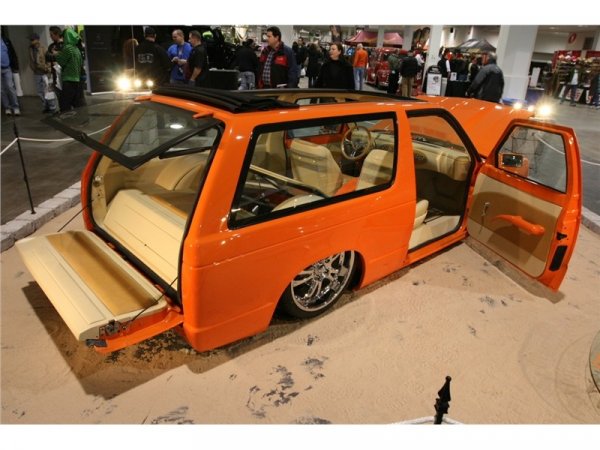 Брутална доработка на Chevy Blazer от 1987 година, представена на Performance World Custom Car & Truck Show 2009