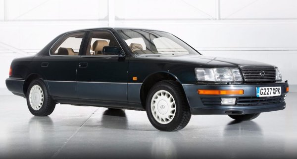 Еталонът в индустрията на луксозните автомобили от 60-те години на миналия век традиционно е бил Mercedes-Benz S-Class.

Големият Benz винаги стои на върха - цел, която други производители често си поставят, но не успяват да постигнат. Не и преди 1989 г., когато на пазара се появява Lexus LS400.
Тази забележителна машина е продукт на 60 дизайнери, 1400 инженери, 2300 техници и 200 помощни работници, ангажирани в създаването на най-добрата дизайнерска кола в света.

Резултатът е разтърсването на индустрията на луксозните автомобили с нови нива на финес, технология и производителност.
