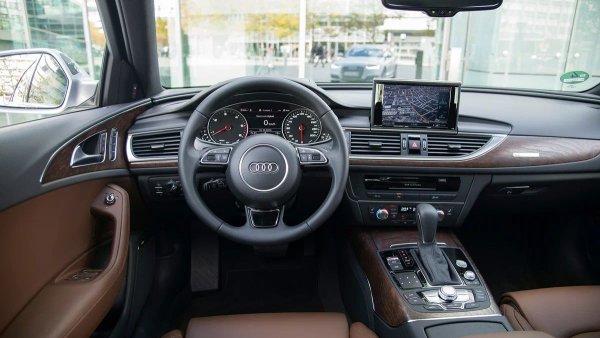 И въпреки радикалната актуализация на дизайна, надеждността не е засегната. Основните компоненти могат да издържат 300 000 км и дори повече. Ресурсът им е ограничен само за мощните модификации - S6 и RS6, което е съвсем естествено. Единствената слаба точка на трансмисията е капакът на карданния вал, който може да се напука само след пет години употреба.
