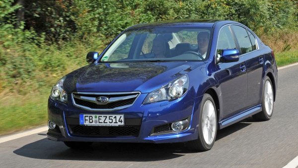 Години на производство: 2009-2014

Среден пробег до сериозен ремонт: 300 000 км

Задвижването на всички колела е крайъгълният камък на дизайна и едно от ключовите предимства на всички модели Subaru, включително на седана Legacy. А за петото му поколение са налични три варианта на трансмисията! Legacy с ръчна скоростна кутия има симетричен централен диференциал, който се заключва от виско муфа. 
