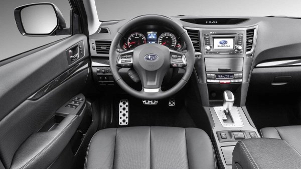 Версиите с вариатор нямат централен диференциал, а задният мост е свързан чрез многодисков съединител. Най-модерната версия получиха Legacy с турбокомпресор и 6 цилиндъра. Те имат постоянно задвижване на всички колела с асиметрично разпределение на въртящия момент между осите. Всяка от модификациите е здрава и надеждна. Напречните елементи на карданния вал на Legacy са проектирани да издържат 300 000 км. Ресурсът на муфата надвишава 250 000 км.
