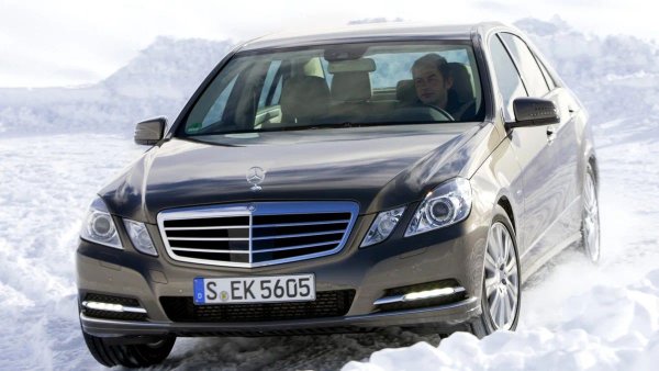 Години на производство: 2009-2016

Среден пробег до сериозен ремонт: 200 000 км

Наличието на 4x4 трансмисия на Mercedes E-class (W212) не създава никакви допълнителни проблеми с надеждността. Седанът има постоянно задвижване на всички колела: разпределителната кутия е отговорна за разпределението на въртящия момент в съотношение 45:55 в полза на задния мост.
