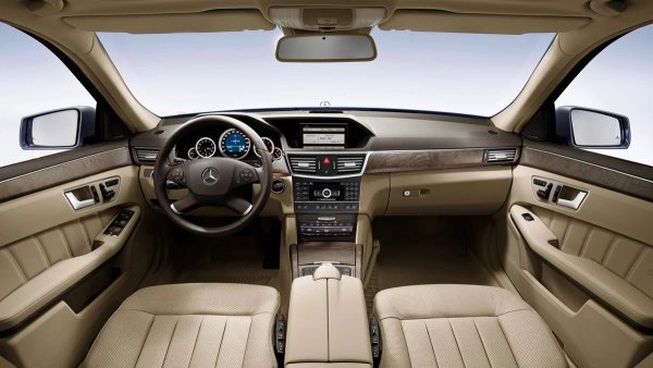 Истината е, че трансмисията не постига добра надеждност веднага. В ранните модели веригата към разпределителната кутия понякога не издържа дори 50 000 км. Проблемът бързо е отстранен и ресурсът се увеличава до около 200 000 км. Задният диференциал издържа около 300 000 км, а централният - малко по-малко. Така че основните грижи на собствениците обикновено се свеждат до смяна на маслото, както и проверка на състоянието на задвижванията и карданите, които при Mercedes са практически вечни.
