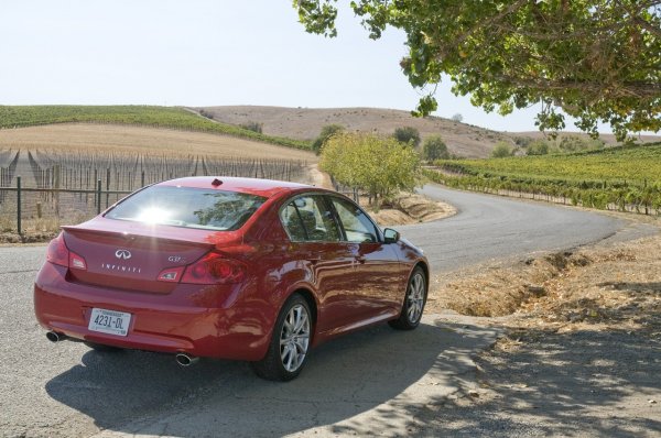 G37 S Sedan ще се предлага с 6-степенна ръчна и 7-степенна автоматична скоростна кутия
