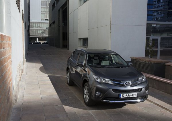 Девет от десет собственици на Toyota RAV4 никога не са се сблъсквали с технически проблеми. Поне така твърдят експертите от американската агенция J.D. Power и авторите на класацията за надеждност Consumer Reports. Специалистите от германския автомобилен клуб ADAC са на същото мнение.

В този бюджет може да се вмести третото поколение на модела, произвеждано от 2005 до 2014 година. Той предлага достатъчно комфортно оборудване, а някои от двигателите му - най-вече атмосферните с обем 2,0 и 2,4 литра, на практика са вечни. По-малкият се съчетава с вариатор, от който някои се страхуват, но и той достатъчно здрав. Същото се отнася и за версията с 2,2-литров дизел и автоматична скоростна кутия.
