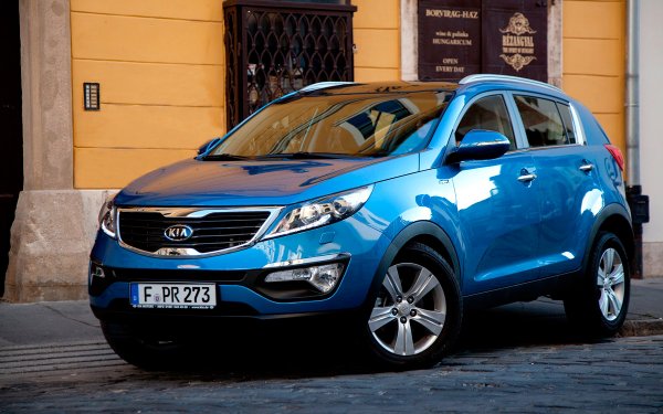През последните години корейските производители се изкачват в класациите за надеждност, като в някои от тях Kia успя да изпревари дори роднините си от Hyundai. Една от причините за това е кросоувърът Sportage. През 2015 година той дори спечели първото място по надеждност в своя сегмент в изследването на J.D. Power.

По това време се произвежда третото поколение, от което в момента могат да се намерят походящи екземпляри. За тази сума се предлага 10-годишен автомобил с 2,0-литров двигател съ 150 к.с., като той се съчетава както с механична, така и с автоматична скоростна кутия. Тези агрегати, а не само те, са достатъчно надеждни.
