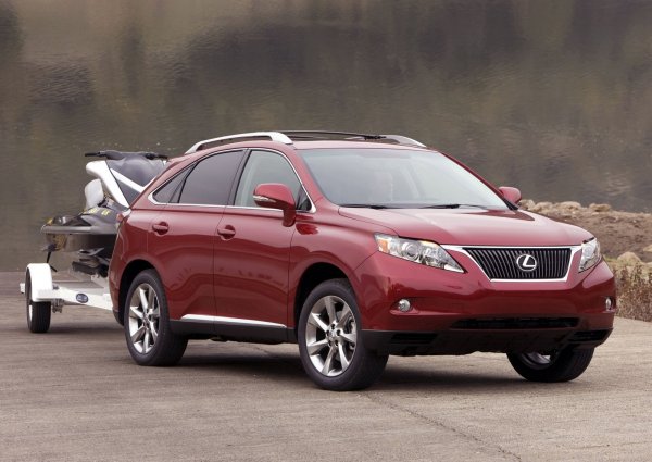 Флагманът сред кросоувърите на японския премиум-бранд от дълги години удържа първото място в американските класации за надеждност. По данни на J.D. Power, именно Lexus RX създава най-малко проблеми на стопаните си, като рейтингът му е 95,35%. Това означава, че по-малко от 5% от машините на възраст над 5 години се развалят. Самата марка също е лидер по надеждност не само в Америка, но и в Европа.

За тази сума може да се открие екземпляр от третото поколение, произвеждано от 2008 до 2012 година, когато претърпява фейслифт. Големият пробег не е проблем, но това се отнася само за атмосферния мотор. Хибридната версия 400h може да има проблеми с батерията. Модификацията RX350 c 3,5-литров V6 също не е лош избор.
