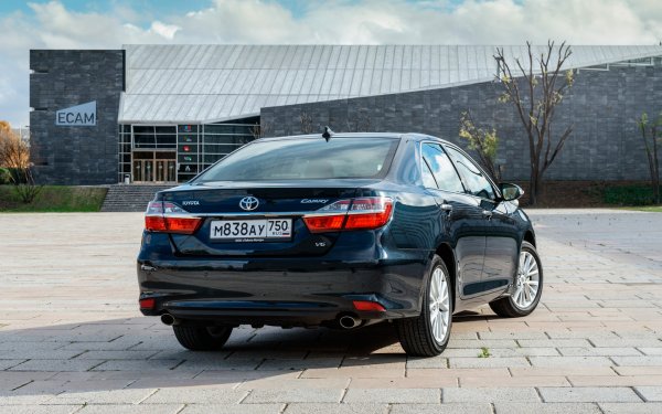 Този автомобил е уникален с това, че не предлага гениални конструктивни решения или високотехнологични опции, а точно обратното. В него японците залагат само на проверени технологии, като и помага на модела за неговото търсене на пазара на употребявани коли. Факт е, че материалите в интериора, а също така и лакът върху боята, се износват с годините, но силовите агретаги и шасито (при редовно обслужване) остават много надеждни.

Това се отнася дори за екземпляри с над 100 000 км. В бюджета от 30 000 лв. може да се вмести 7-ото поколение на Camry с 2,0- или 2,5-литров бензинов двигател със 149 и 181 к.с съответно. Версията с 3,5-литров V6 е по-скъпа. При избора трябва да се внимава, дали колата не е използвана като такси или като част от корпоративен автопарк, защото тогава километрите ще бъдат доста повече. 
