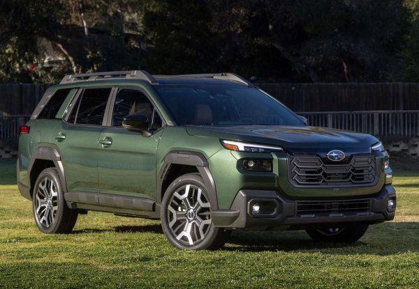 Subaru Outback (моделна година 2026) запазва традиционния вид на семеен SUV с увеличени размери на каросерията и вертикален профил, характерен за моделите Subaru от последните години. Това позволява на автомобила да изглежда солидно и уверено дори на неравен терен благодарение на увеличения просвет и големите колела. Дизайнерите са подобрили класическите характеристики на автомобила, като са добавили модерни елементи като LED фарове и масивна радиаторна решетка.