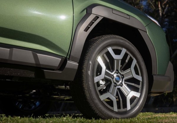 Subaru Outback (2026) е оборудван със система за задвижване на четирите колела AWD, известна със своята надеждност и ефективност при трудни пътни условия. Освен това е налична функцията X-Mode, която осигурява оптимални настройки на окачването и двигателя за офроуд шофиране или заснежени пътища. Стандартният просвет е 220 мм, но специалната модификация Wilderness има подобрен просвет от 240 мм, което го прави идеален за екстремни пътувания.