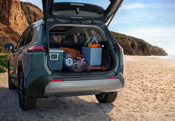 За Toyota RAV4 (2026), за разлика от това, задвижването на предните колела (FWD) е стандартно, въпреки че като опция се предлага система за задвижване на четирите колела (AWD). Благодарение на технологията за хибридно задвижване, и двете версии осигуряват добра икономия на гориво, като същевременно поддържат висока производителност на двигателя.