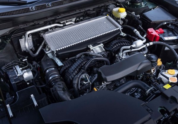 Базовият Outback е оборудван с обем от 2,5 литра със 180 конски сили, осигурявайки плавно возене и достатъчно сцепление за ежедневните условия на работа. За тези, които предпочитат повече мощност, има версия с турбокомпресор с 2,4-литров двигател с мощност 260 к.с., която лесно може да се справи с всяко натоварване.