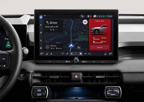 Toyota RAV4 (2026) включва и широка гама от системи за автоматично подпомагане, включително адаптивен круиз контрол, автоматично аварийно спиране и предупреждение за сблъсък. Тези функции обаче са насочени повече към повишаване на нивото на безопасност, отколкото към пълноценно самостоятелно шофиране на автомобила.