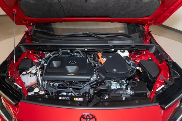 RAV4 се предлага в няколко варианта на задвижване. Версията с предно предаване развива 226 к.с., версията със задвижване на четирите колела - 236 к.с. В същото време модификацията Plug-in Hybrid Electric Vehicle (PHEV) е в състояние да осигури максимална мощност от 320 к.с. и да ускори от 0 до 100 км/ч час само за 5,6 секунди, предлагайки комбинация от производителност и екологичност.