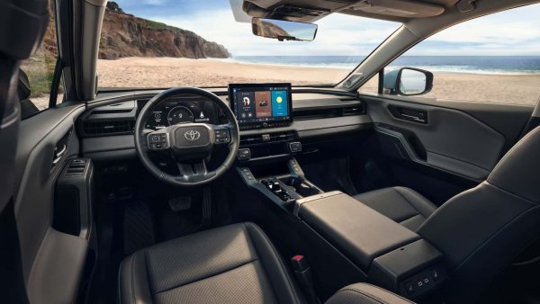 Екранът на Toyota RAV4 (2026) е малко по-малък, но също така осигурява лесен достъп до много важни функции. Въпреки че интерфейсът е по-малко визуално ефектен, той ефективно поддържа основните нужди на драйверите.