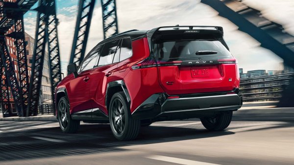 При Toyota RAV4 (2026) е точно обратното – той е създаден главно за комфортно движение в града и крайградските магистрали. Акцентът е върху горивната ефективност и високотехнологичните хибриди, които поддържат високо ниво на екология и намаляват експлоатационните разходи на собственика.