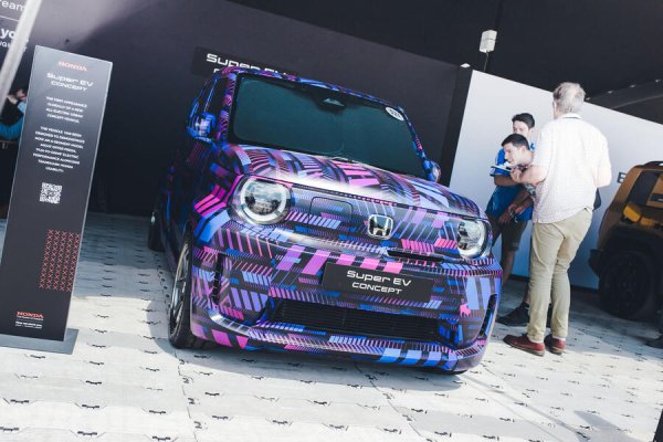 Honda показа визията си за малък, забавен за шофиране електрически автомобил на Фестивала на скоростта. Наречен Super EV Concept, той е предварителен преглед на конкурент на Hyundai Inster и Fiat 500e и вече е тестван във Великобритания.
