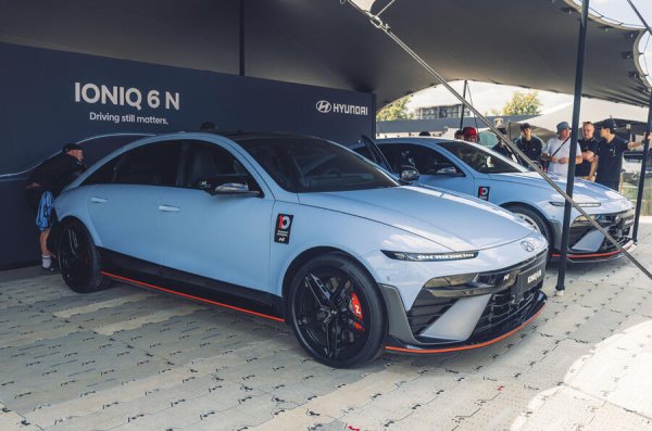 Hyundai разкри горещия Ioniq 6 N на тазгодишния Фестивал на скоростта. Конкурентът на BMW M3 ще разполага с 650 к.с. и ще донесе големи стилистични промени, като огромен заден спойлер, по-широки арки и по-агресивно изглеждаща предна част. Твърди се, че е &bdquo;по-усъвършенстван&ldquo; от по-малкия Ioniq 5 N.
