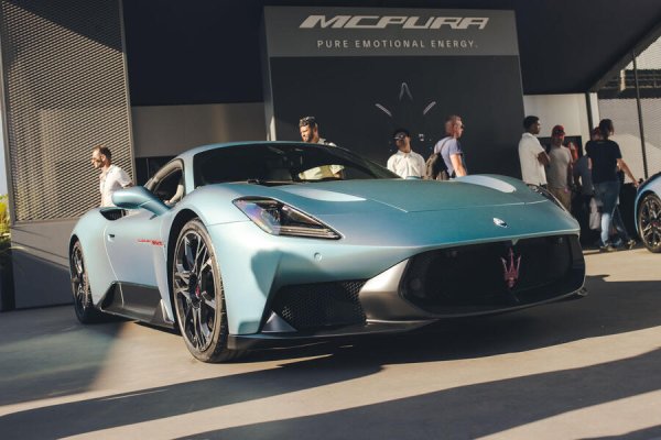 Maserati MC20 е преименуван на MCPura като част от актуализацията си в средата на жизнения си цикъл. Стилистът е леко променен, с преоформена решетка и преден дифузьор, плюс нов дизайн на джантите с двойни спици.
