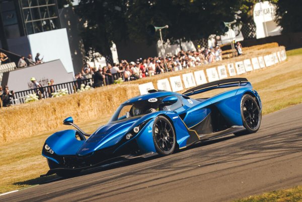 Този суперавтомобил, фокусиран върху пистата, но разрешен за движение по пътищата, се зае с изкачването на хълма в Гудууд в опит да засрами някои от най-големите марки в света. Със 700 к.с. и тегло само 982 кг, това не изглежда трудно. 
