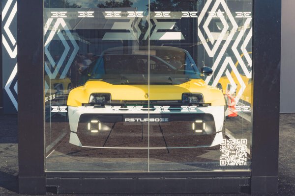 Почитта на Renault към оригиналния 5 Turbo е също толкова откачена, като използва два задно монтирани двигателя за комбинирана мощност от 533 к.с. Цената е доста над 150,000 евро и ще бъдат произведени 1980 екземпляра в чест на годината на пускане на оригиналния 5 Turbo. 
