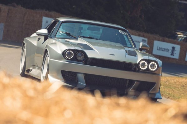 Преоткритият Jaguar XJS получава каросерия от въглеродни влакна, пищящ V12 двигател с компресор и ръчна скоростна кутия.
