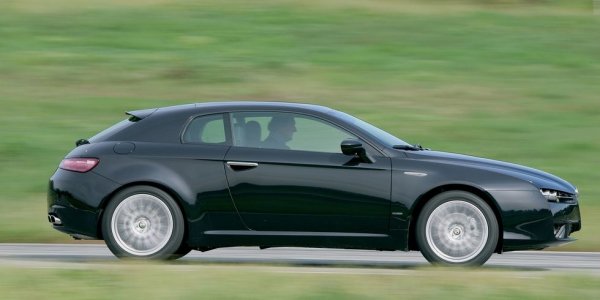 Обикновено хечбек моделите рядко успяват да се доберат до класация за най-красив автомобил на планетата, но Brera e великолепно изключение. Тя има предно разположен двигател и предно задвижване - не точно комбинацията, която да ви спре дъха. Но стилът, който се усеща от всеки детайл на купето, с лекота замъглява съзнанието на купувача. И Brera, и версията Spider се произвеждат от Pininfarina в собствената фабрика на ателието в Сан Джорджо Канавезе. 
